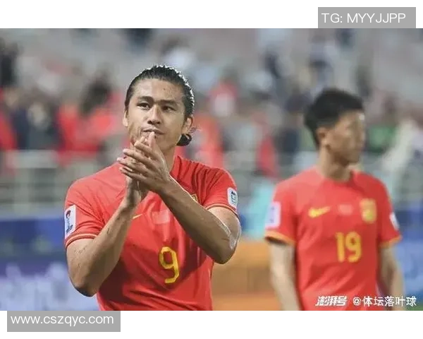 足球明星双手点赞展现运动精神与团队合作的完美结合